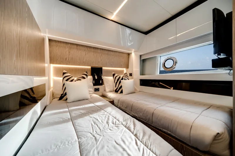 Slide: The Image of Azimut S7 2019 - 38