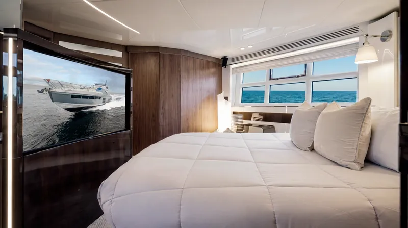Slide: The Image of Azimut S7 2019 - 37