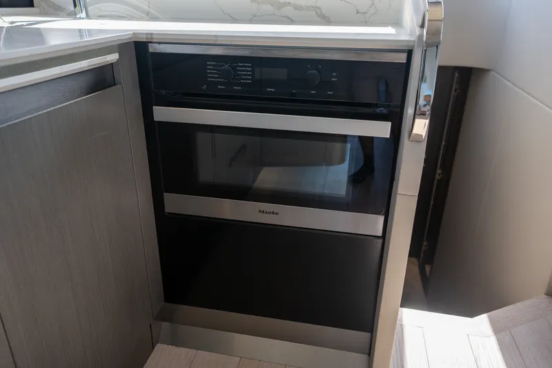 Slide: The Image of Azimut S6 2022 - 35