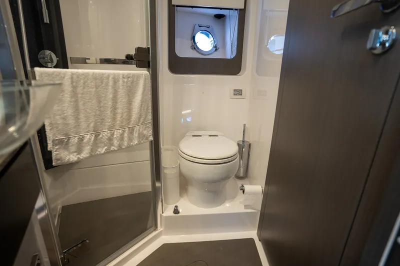 Slide: The Image of Azimut S6 2022 - 19