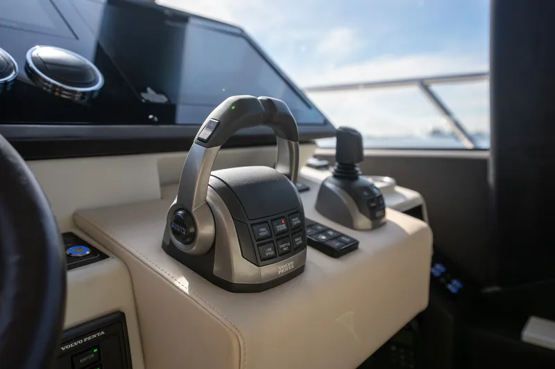 Slide: The Image of Azimut S6 2022 - 30