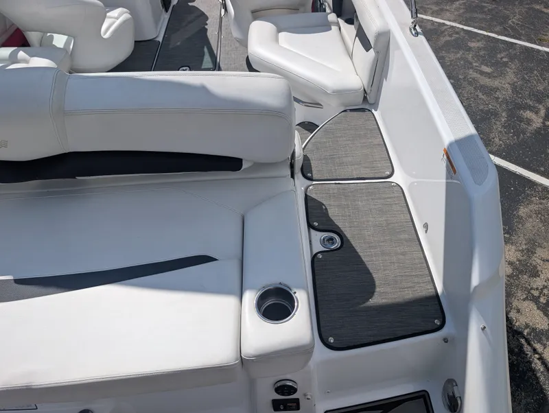 Slide: The Image of Four Winns HD3 2023 - 13