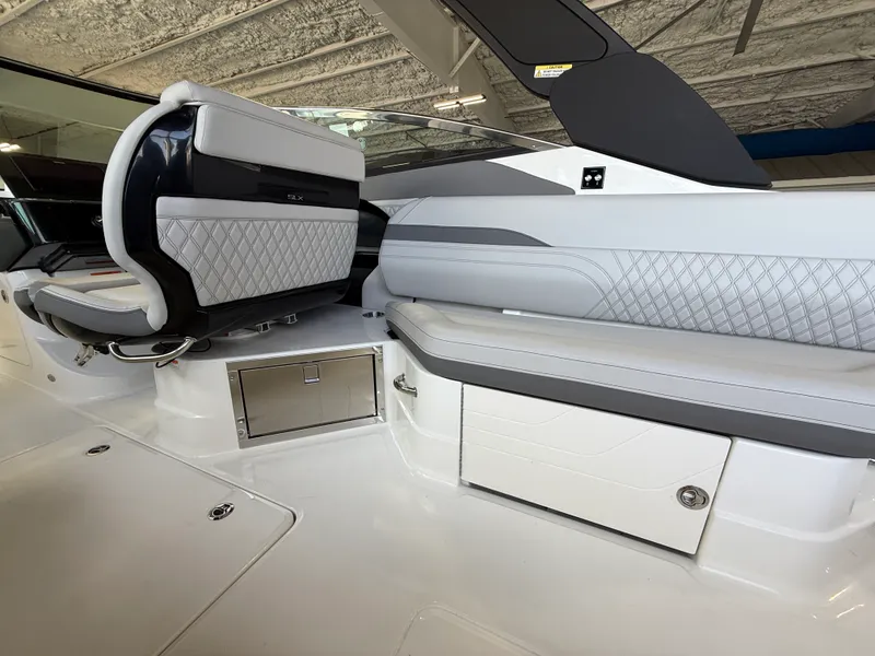 Slide: The Image of Sea Ray SLX 280 Outboard 2027 - 19
