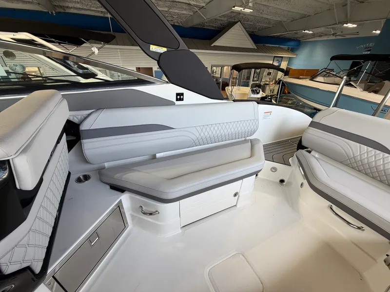 Slide: The Image of Sea Ray SLX 280 Outboard 2027 - 17