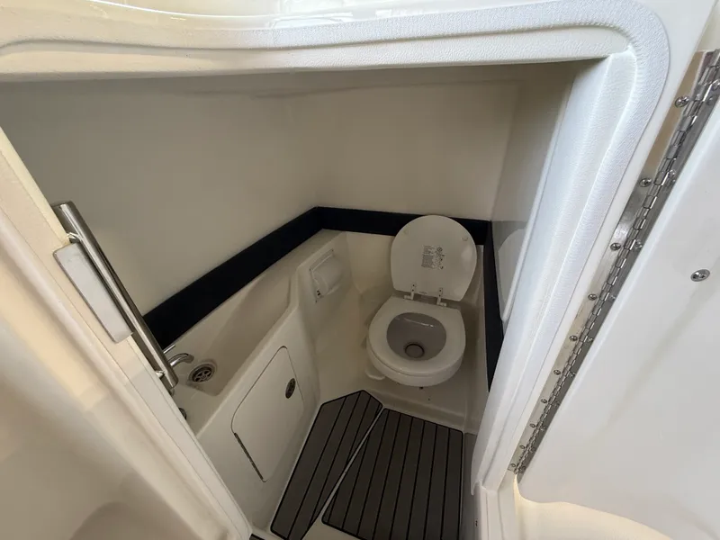 Slide: The Image of Sea Ray SLX 280 Outboard 2027 - 15