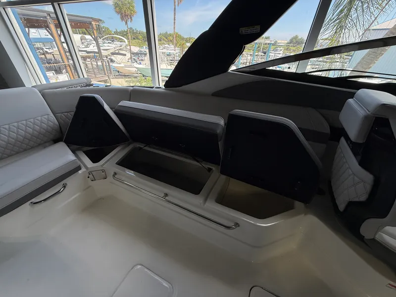Slide: The Image of Sea Ray SLX 280 Outboard 2027 - 21