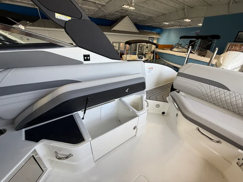 Slide: The Image of Sea Ray SLX 280 Outboard 2027 - 22
