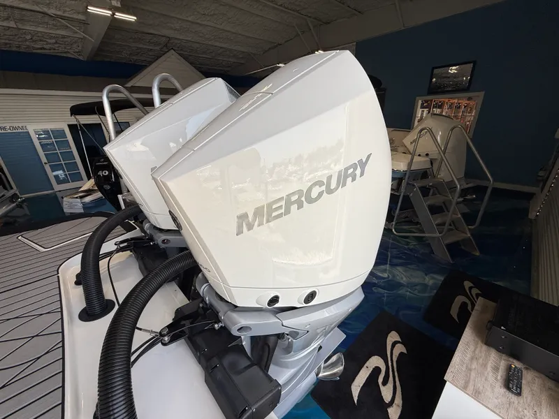 Slide: The Image of Sea Ray SLX 280 Outboard 2027 - 24