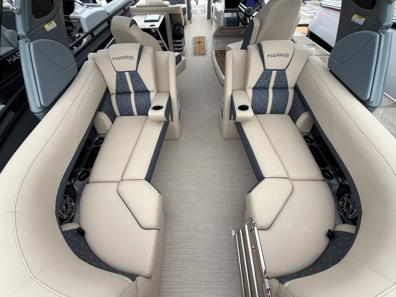 Slide: The Image of Harris Grand Mariner 250 2027 - 6
