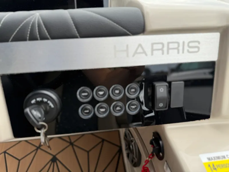 Slide: The Image of Harris Grand Mariner 250 2027 - 9
