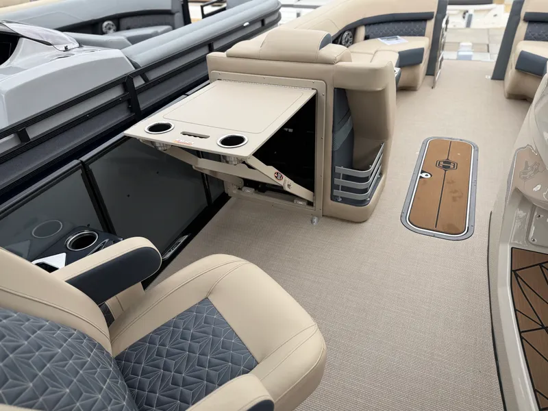 Slide: The Image of Harris Grand Mariner 250 2027 - 13