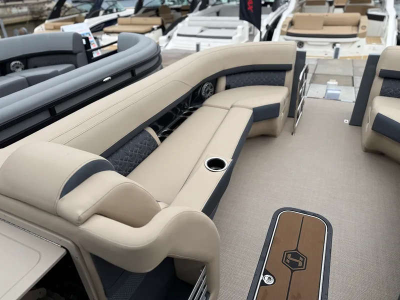Slide: The Image of Harris Grand Mariner 250 2027 - 15