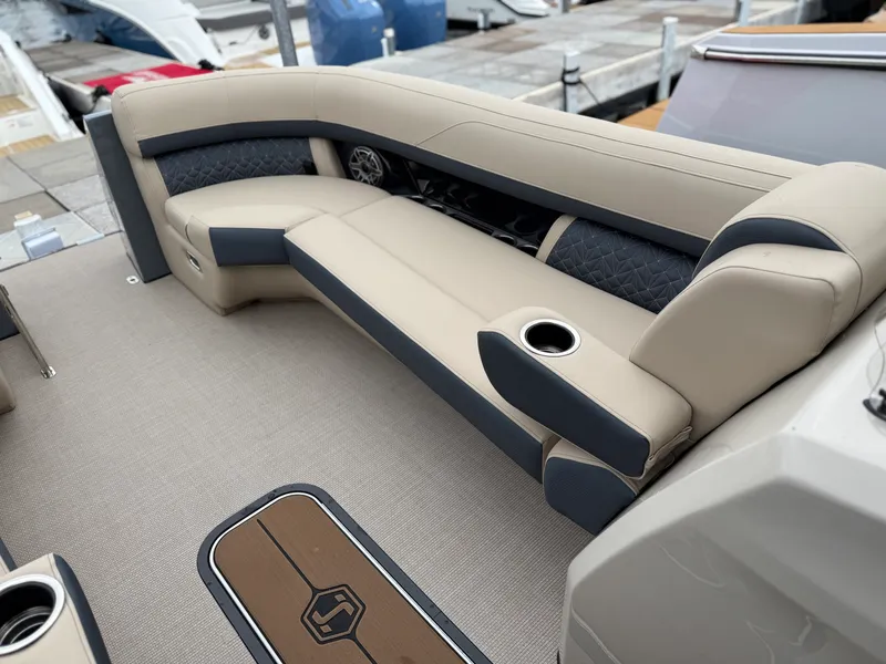 Slide: The Image of Harris Grand Mariner 250 2027 - 14