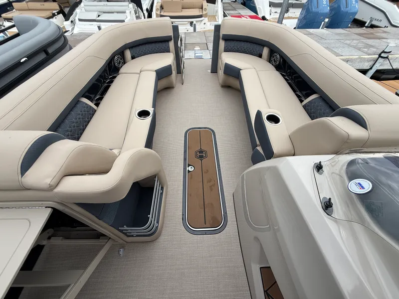 Slide: The Image of Harris Grand Mariner 250 2027 - 16