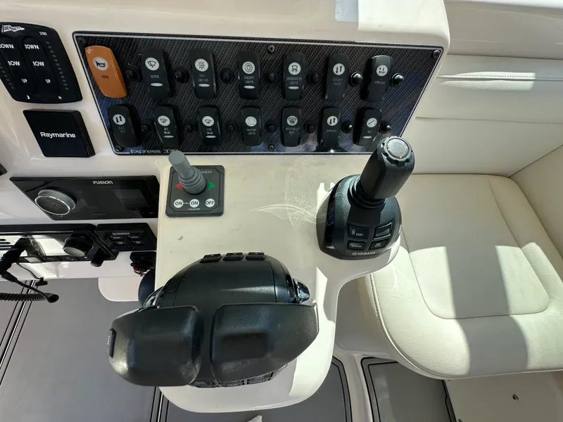 Slide: The Image of Grady-White 330 EXPRESS 2020 - 37