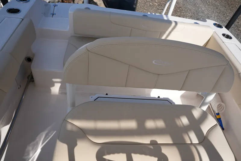 Slide: The Image of Robalo R202EX 2026 - 9