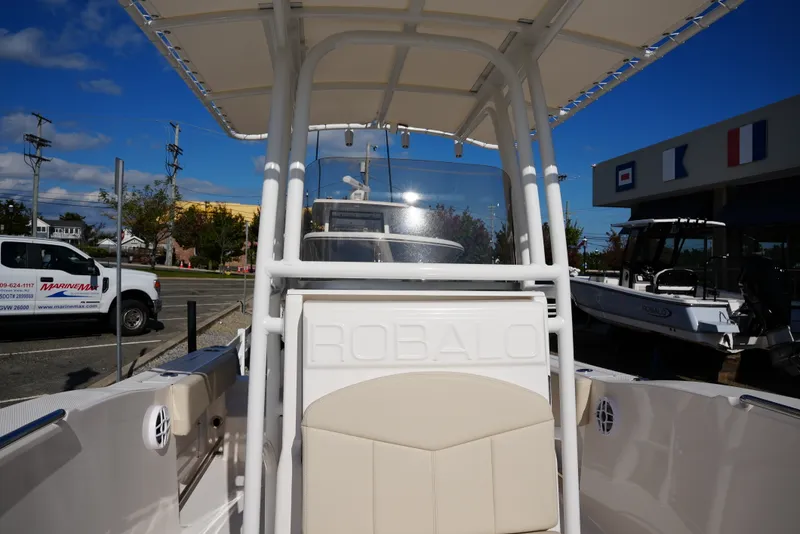 Slide: The Image of Robalo R202EX 2026 - 18