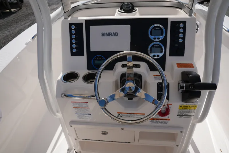 Slide: The Image of Robalo R202EX 2026 - 12