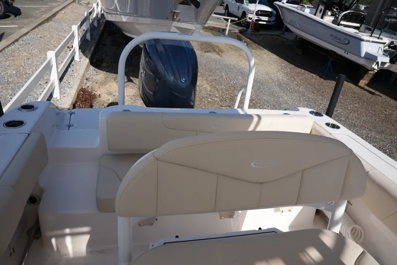 Slide: The Image of Robalo R202EX 2026 - 8