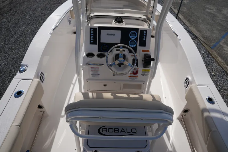 Slide: The Image of Robalo R202EX 2026 - 31