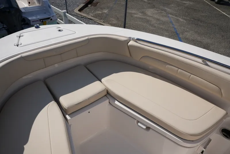Slide: The Image of Robalo R202EX 2026 - 21