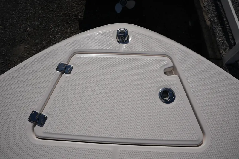 Slide: The Image of Robalo R202EX 2026 - 24