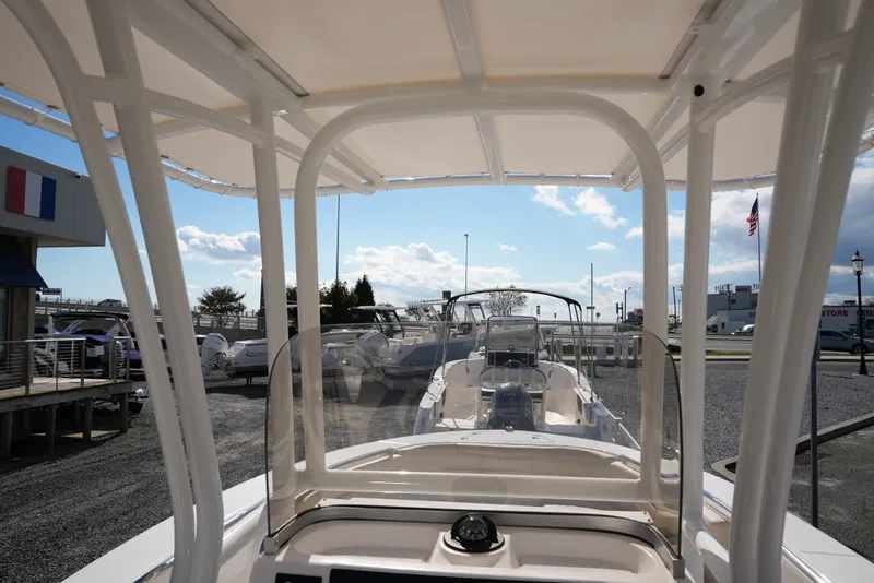 Slide: The Image of Robalo R202EX 2026 - 13