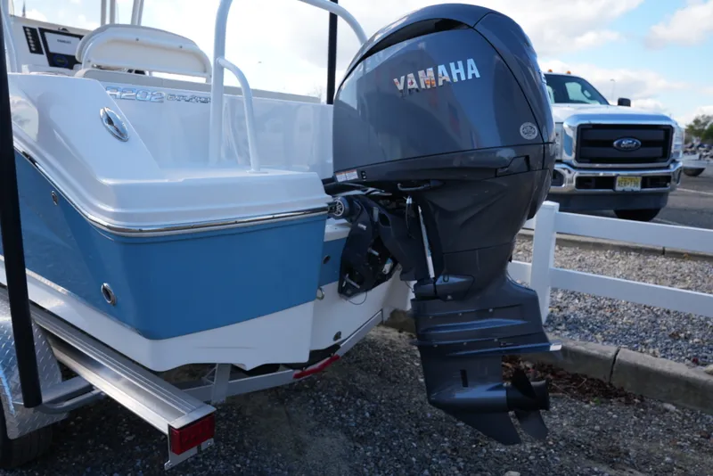 Slide: The Image of Robalo R202EX 2026 - 43