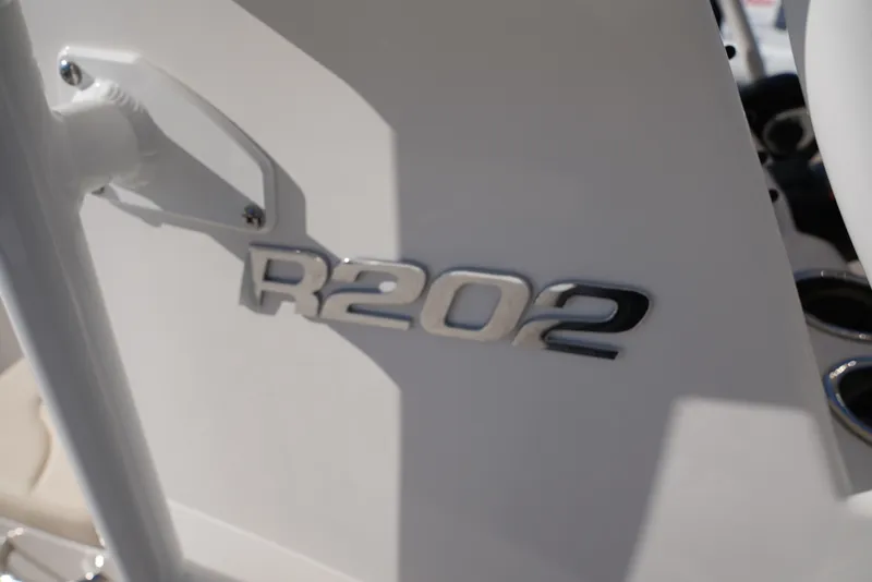 Slide: The Image of Robalo R202EX 2026 - 16
