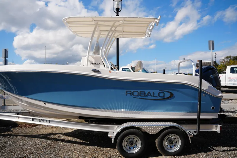 Slide: The Image of Robalo R202EX 2026 - 3