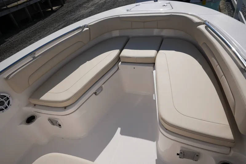 Slide: The Image of Robalo R202EX 2026 - 19
