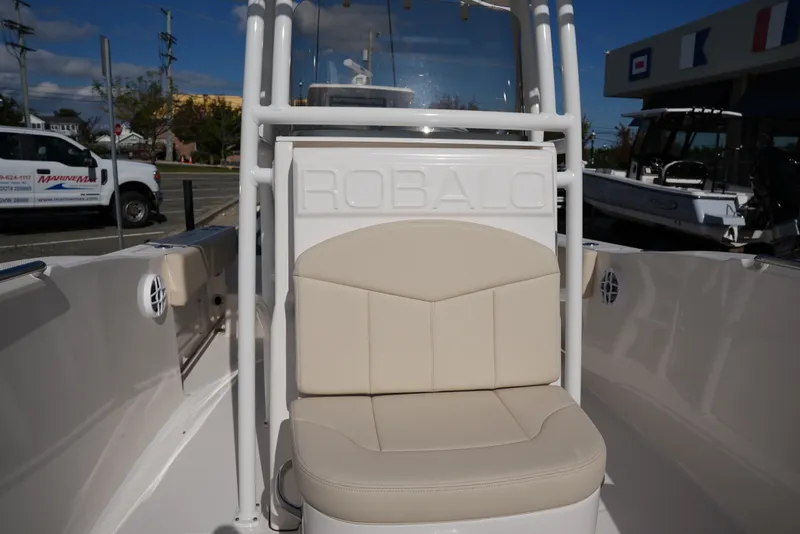 Slide: The Image of Robalo R202EX 2026 - 17