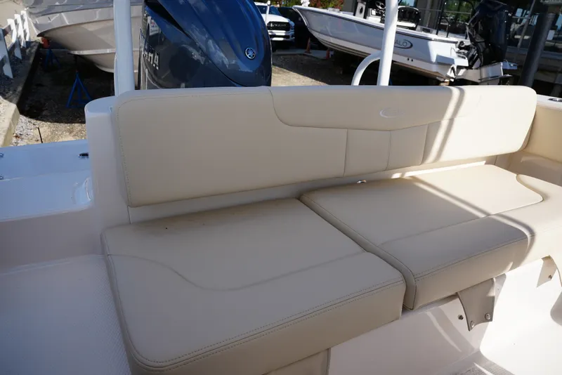Slide: The Image of Robalo R202EX 2026 - 10