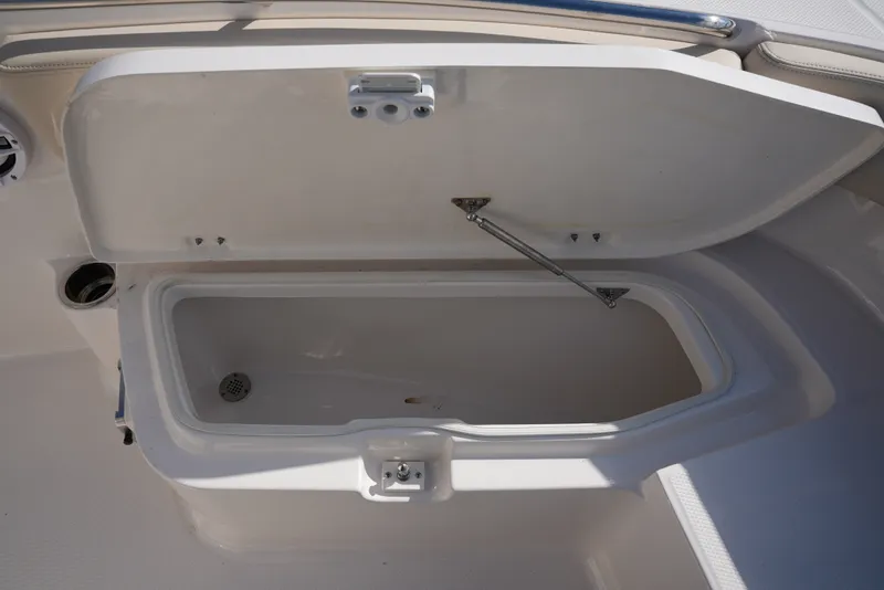 Slide: The Image of Robalo R202EX 2026 - 28