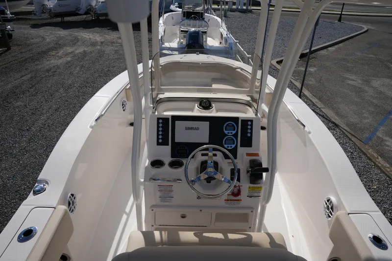 Slide: The Image of Robalo R202EX 2026 - 32