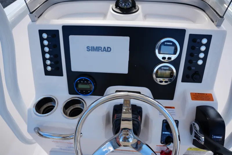 Slide: The Image of Robalo R202EX 2026 - 40