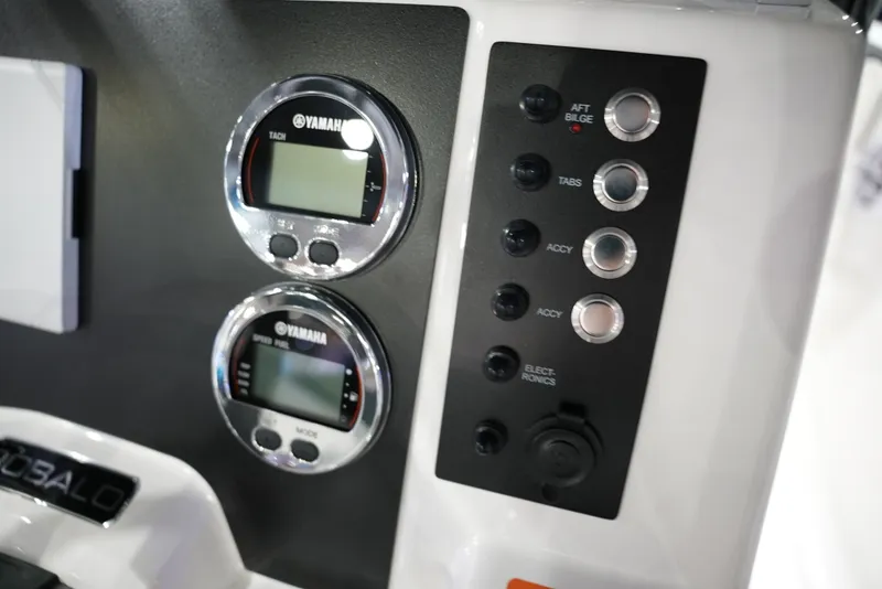 Slide: The Image of Robalo R202 EXPLORER 2026 - 9