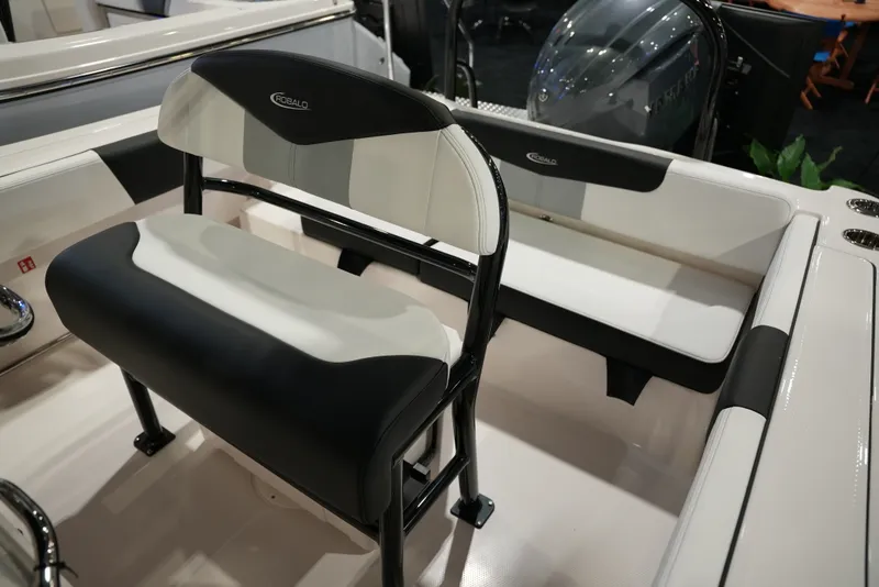 Slide: The Image of Robalo R202 EXPLORER 2026 - 31
