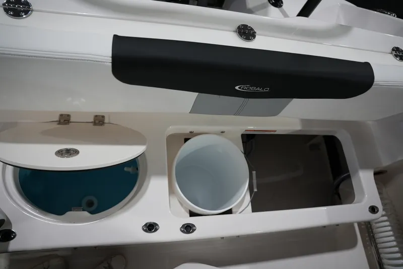 Slide: The Image of Robalo R202 EXPLORER 2026 - 16