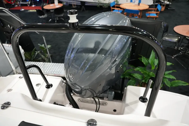Slide: The Image of Robalo R202 EXPLORER 2026 - 33