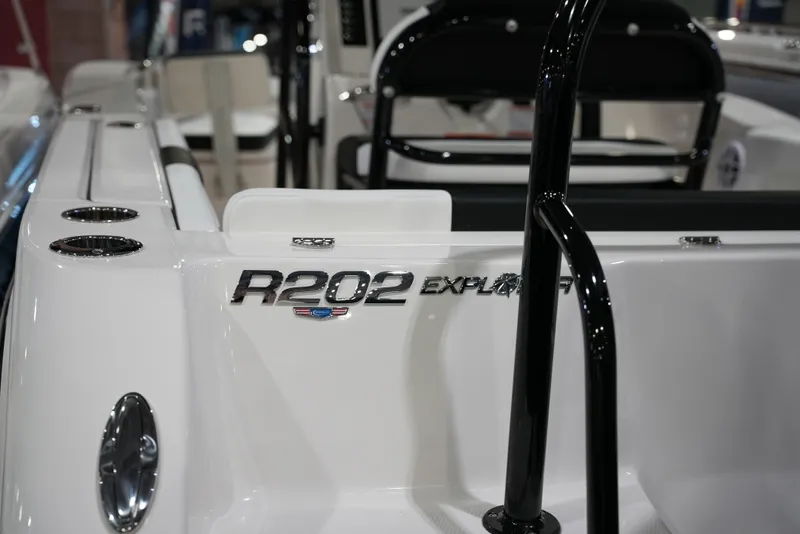 Slide: The Image of Robalo R202 EXPLORER 2026 - 3