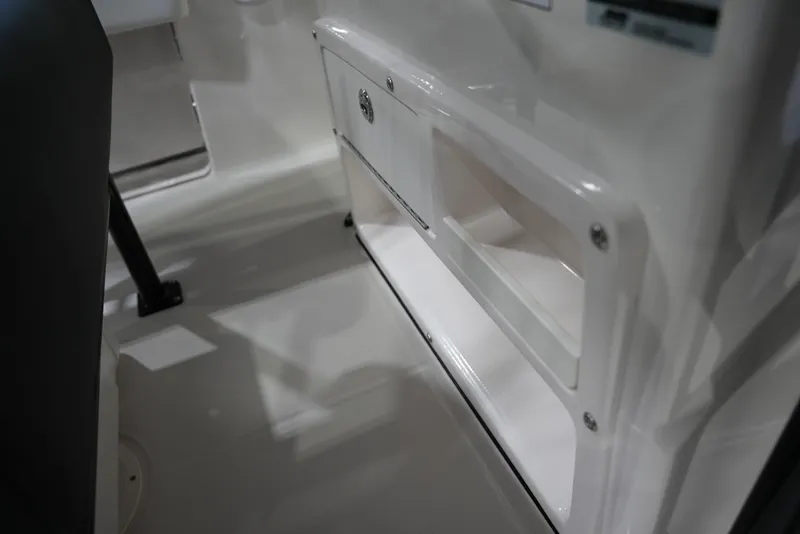 Slide: The Image of Robalo R202 EXPLORER 2026 - 14