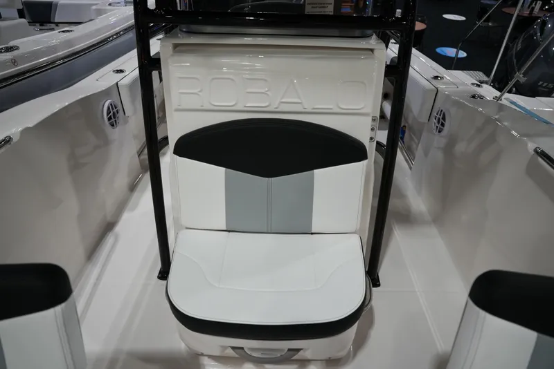 Slide: The Image of Robalo R202 EXPLORER 2026 - 26