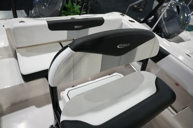 Slide: The Image of Robalo R202 EXPLORER 2026 - 12