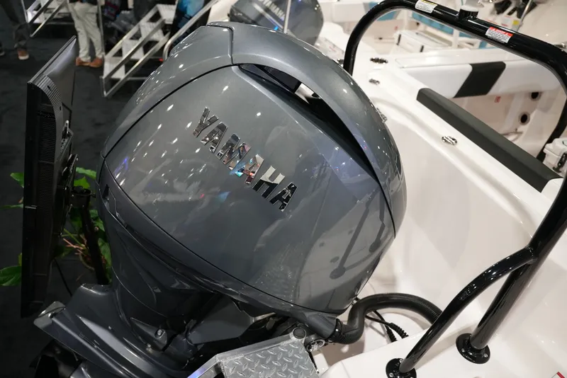 Slide: The Image of Robalo R202 EXPLORER 2026 - 6