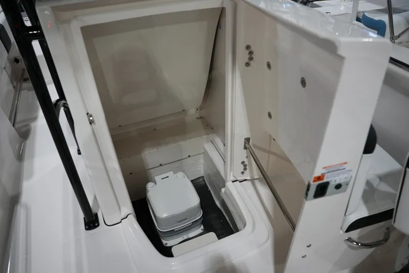 Slide: The Image of Robalo R202 EXPLORER 2026 - 27