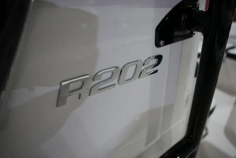 Slide: The Image of Robalo R202 EXPLORER 2026 - 19