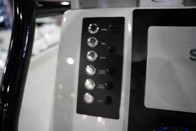 Slide: The Image of Robalo R202 EXPLORER 2026 - 10