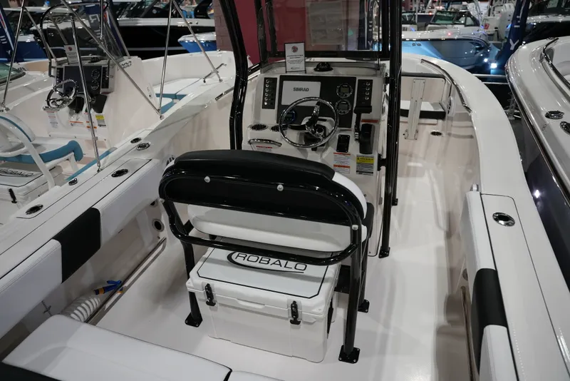 Slide: The Image of Robalo R202 EXPLORER 2026 - 7