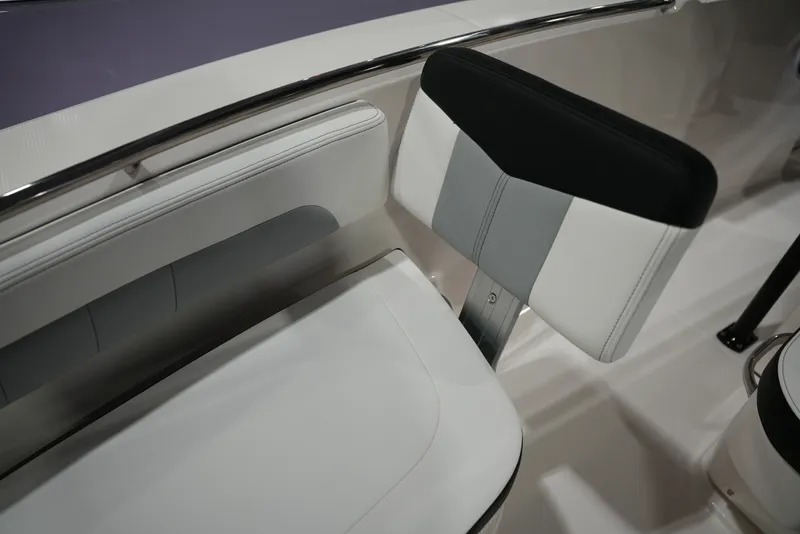 Slide: The Image of Robalo R202 EXPLORER 2026 - 24